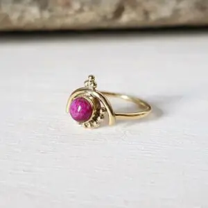 Anillo de rubí indio dorado de NYDRI