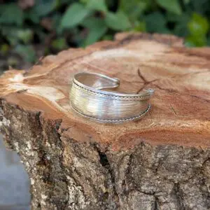 Brazalete de plata acanalado