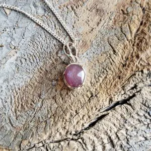 Star ruby ​​pendant from India