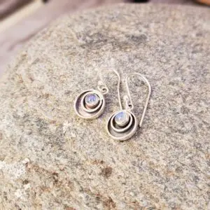 Pendientes pequeños de piedra de luna