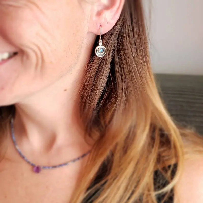 Pendientes pequeños de piedra de luna