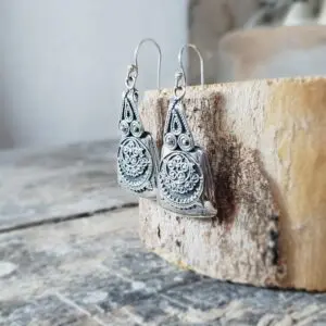 Pendientes étnicos elegantes de plata