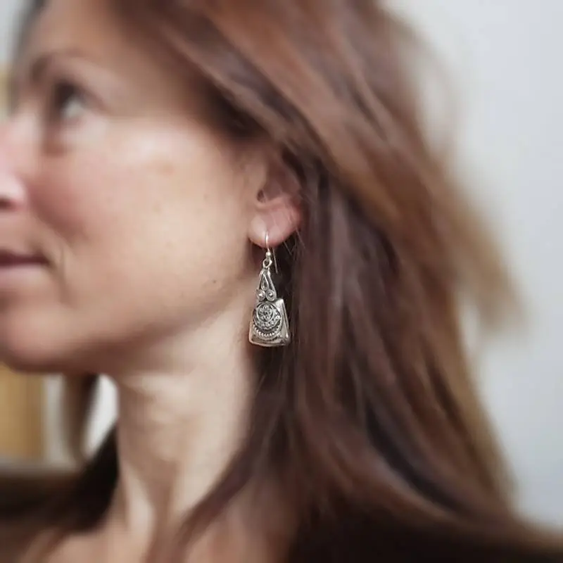 Pendientes étnicos elegantes de plata