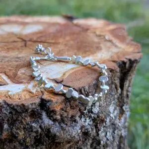 Pulsera de pétalos de plata hecha a mano