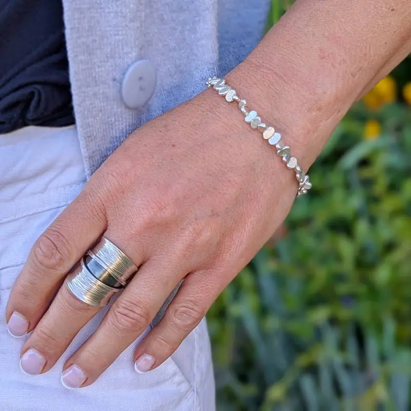 Pulsera de pétalos de plata hecha a mano