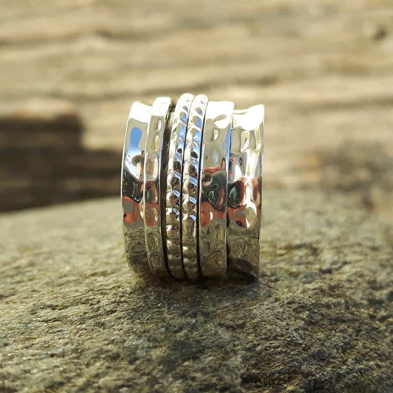 Bague tournante en argent martelé Maya - bijoux de créateur Omyoki