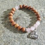 Bracciale Zen in legno di sandalo e quarzo rosa - Omyoki