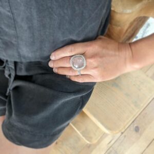 Srebrny pierścionek CUBE z kwarcem różowym