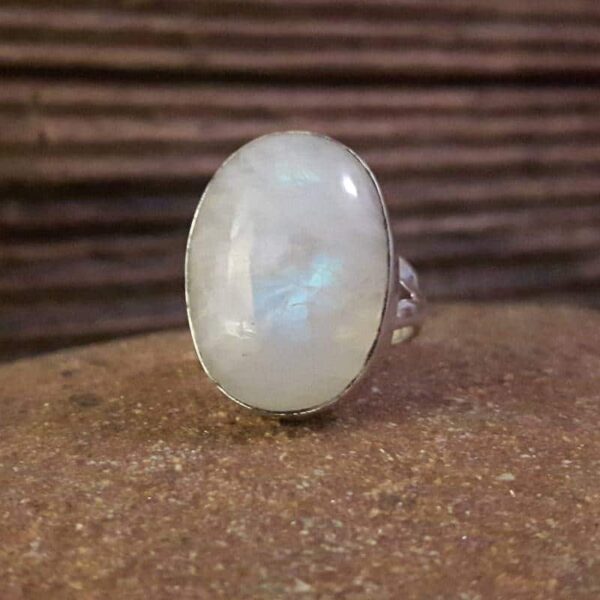 Cabochon moonstone ring in silver