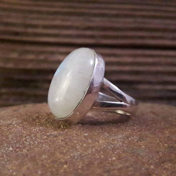 Cabochon moonstone ring in silver