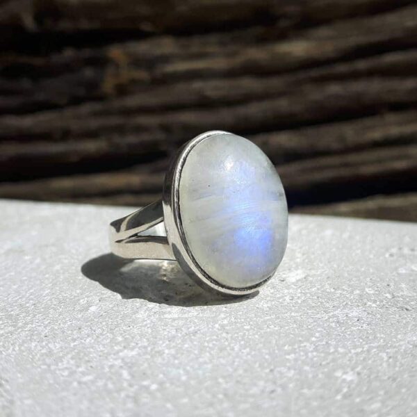 Anillo de piedra de luna de plata