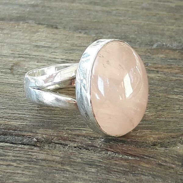 Розовое кварцевое кабошонное кольцо
