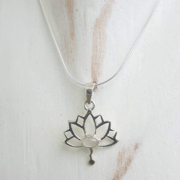 Wisiorek z kwiatem lotosu z kamieniem księżycowym - Omyoki