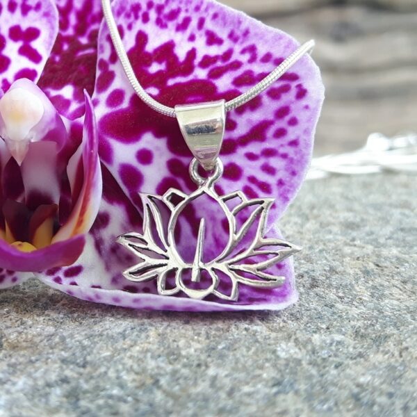 Silver lotus flower pendant - Omyoki