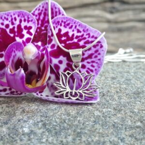 Silver lotus flower pendant - Omyoki