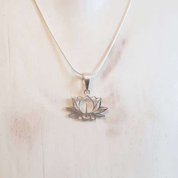 Silver lotus flower pendant - Omyoki