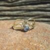 Bague fine avec pierre de lune arc-en-ciel