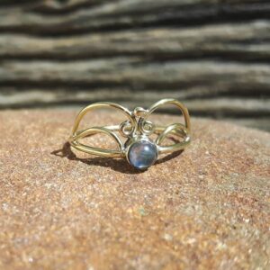 Bague fine avec pierre de lune arc-en-ciel