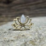 Anillo de flor de loto dorado