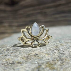 Złoty pierścionek z kwiatem lotosu