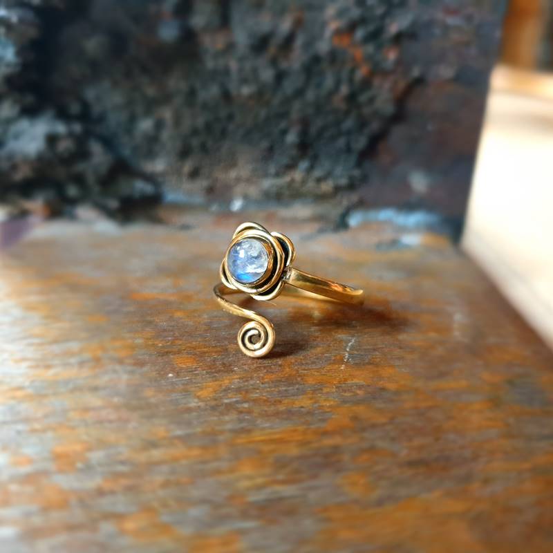 Златен пръстен от лунен камък