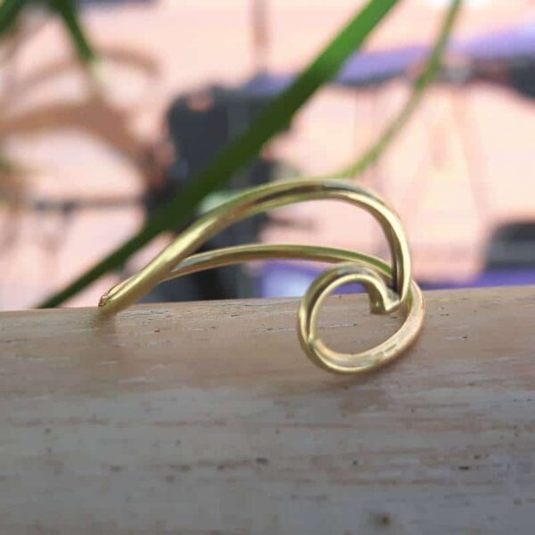 Златен пръстен с вълни