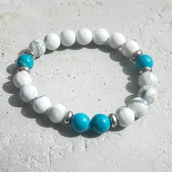 Pulsera en turquesa natural y howlite