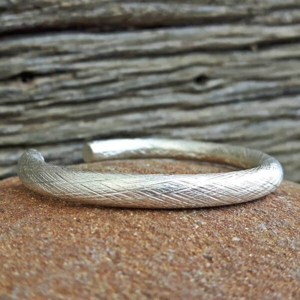 Striated silver half-ring bracelet