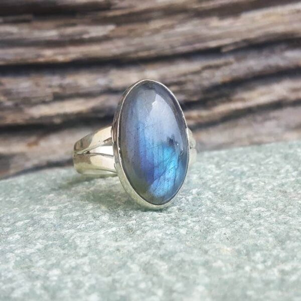 Anello di labradorite cabochon