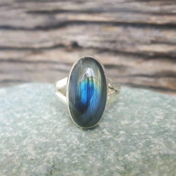 Anello di labradorite cabochon