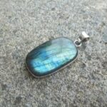 Ciondolo blu in labradorite