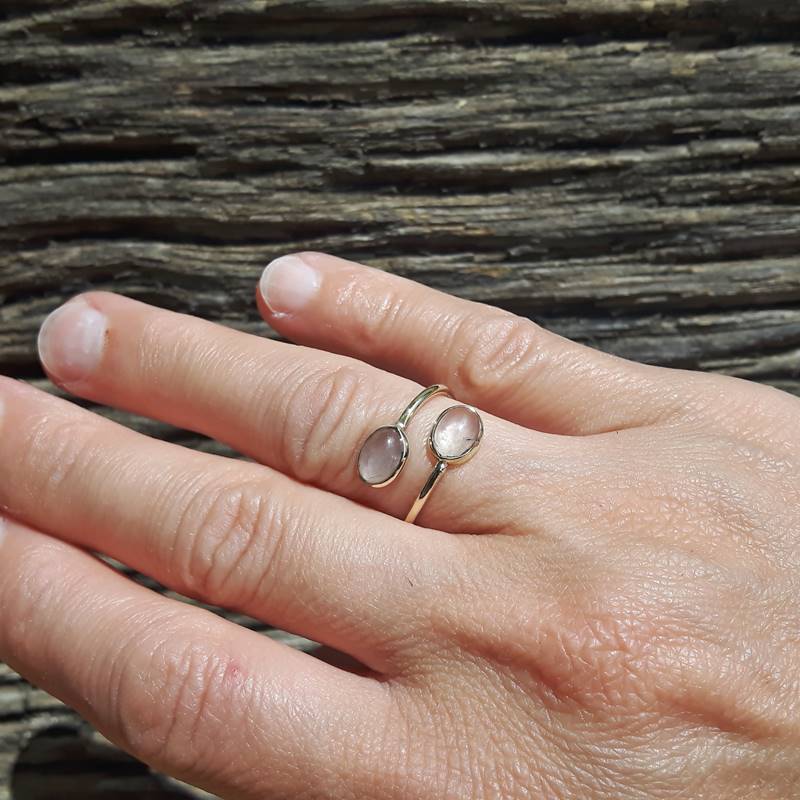 Mordrin Arcaico Hacia fuera Anillo de cuarzo rosa ZI - Omyoki designer jewelry