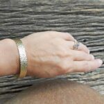 Bracelet jonc martelé doré