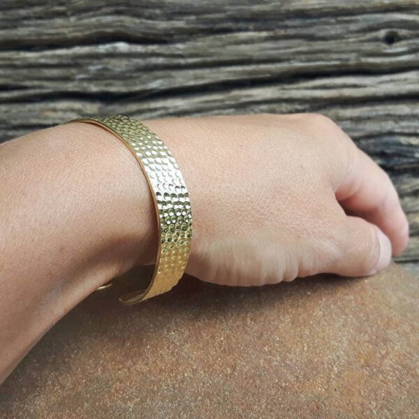 Gouden gehamerde armband