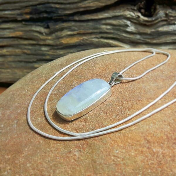 Sëlwer Moonstone Pendant