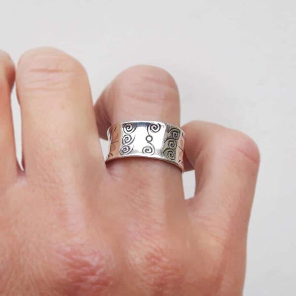 Srebrni prstan z vgraviranimi listi