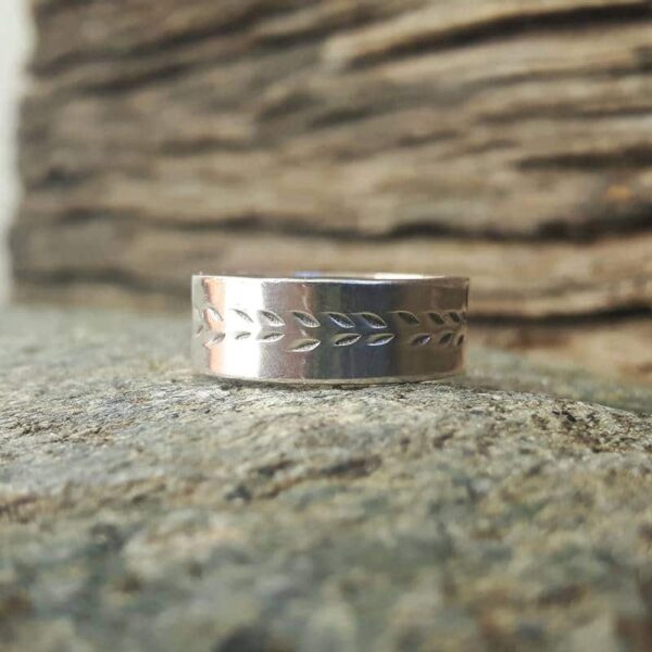 Silver ring engraved STEP BY STEP