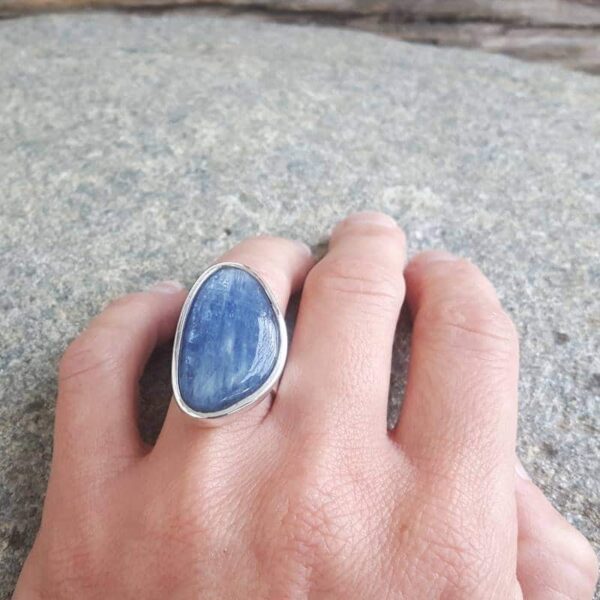 Anello in cianite blu