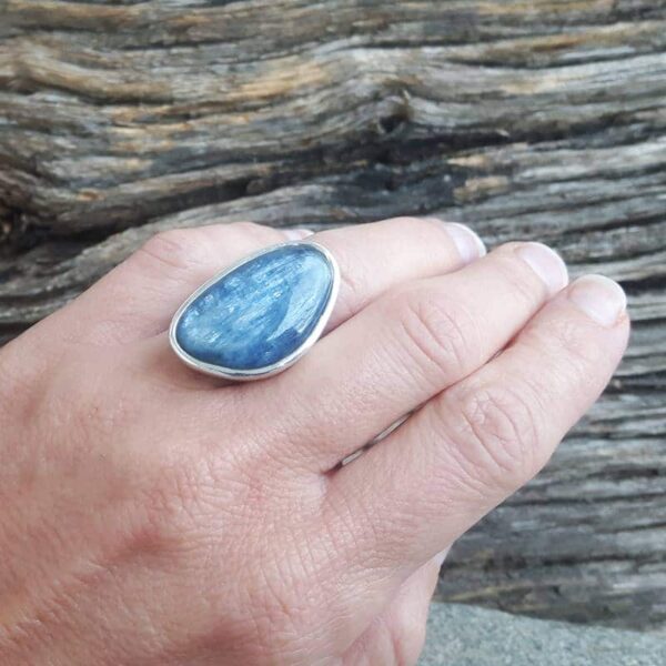 Anello in cianite blu