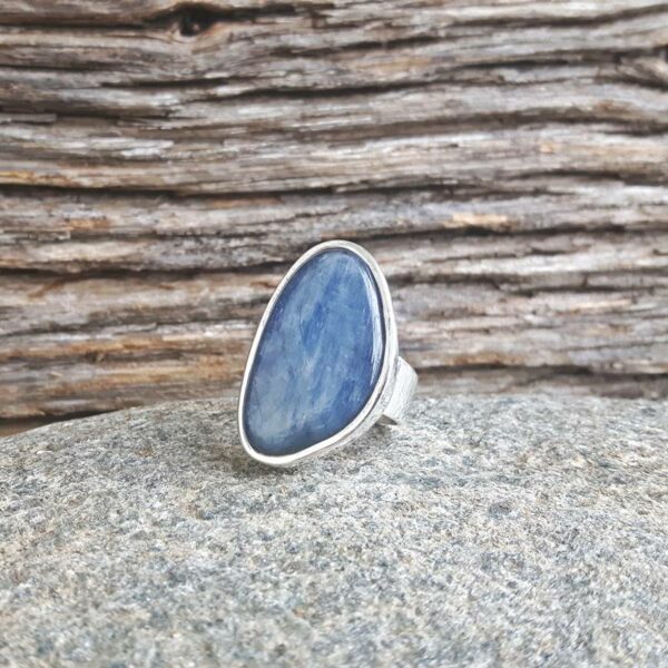 Anello in cianite blu