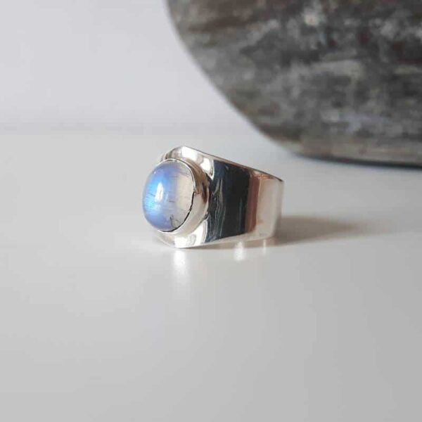 Anillo minimalista con piedra de luna