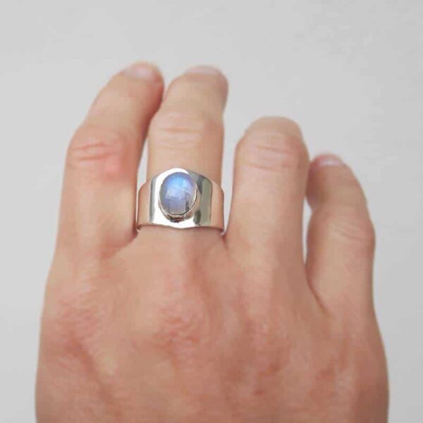 Minimalističen prstan iz mesečnega kamna