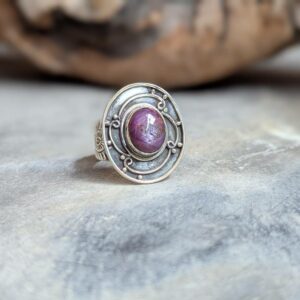 Bague ethnique ajustable en rubis indien argent