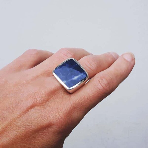 LILI firkantet lapis lazuli ring