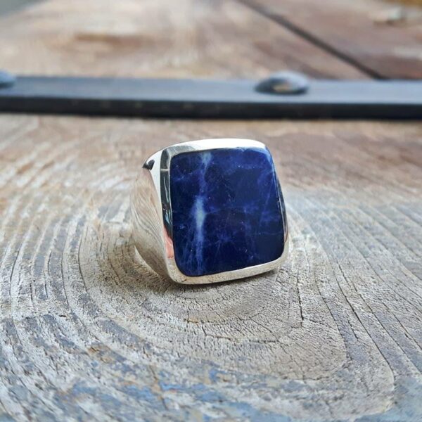 LILI véiereckege lapis lazuli Ring