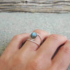 Anillo fino de labradorita azul