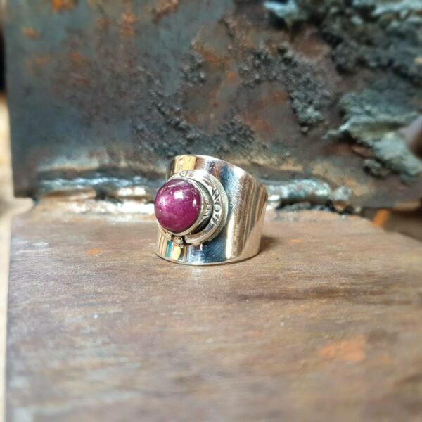 Adjustable silver star ruby ​​ring