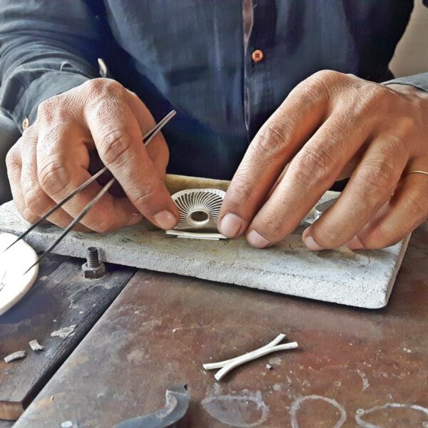 Skaber af håndlavede smykker