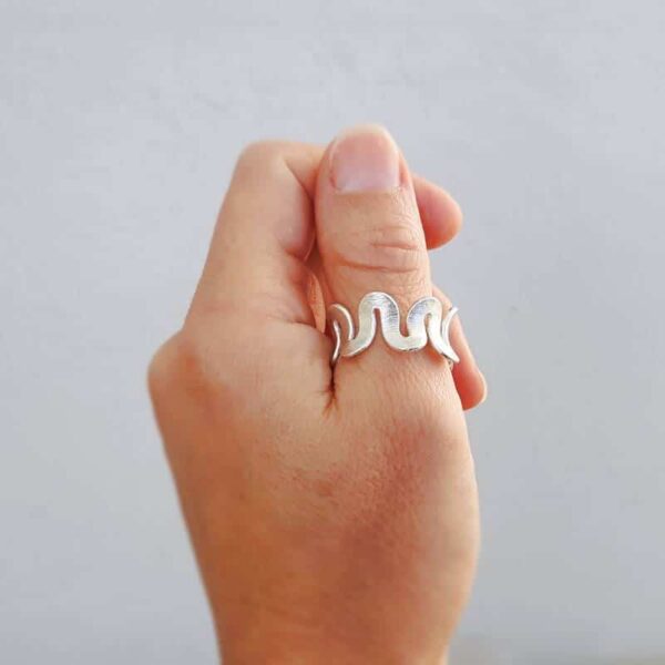 ONDULATION zatloukaný stříbrný prsten