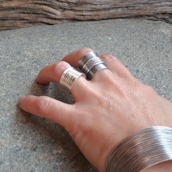 Ribbed ring in fine silver